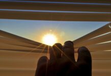 Czemu roleta odstaje od okna?